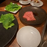 焼肉うしごろ - 冬季限定の北海道産特選リブロースと、サンチュならびに大葉のその7です。