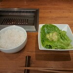 焼肉うしごろ - うしごろサラダのお代わりと、魚沼産コシヒカリご飯です。