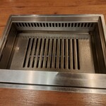 焼肉うしごろ - 火が灯った網の鉄板です。