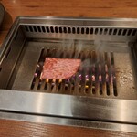 焼肉うしごろ - 冬季限定の北海道産特選リブロースを、網の鉄板の上で焼いている様子のその2です。