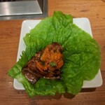 焼肉うしごろ - サンチュと大葉の上にのせて、甘辛の韓国味噌を塗った特選リブロースのその3です。