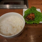 焼肉うしごろ - サンチュと大葉の上にのせ、甘辛の韓国味噌を塗った特選リブロースとお代わりの魚沼産コシヒカリご飯です。