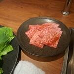 焼肉うしごろ - 冬季限定の北海道産特選リブロースと、サンチュならびに大葉のその1です。