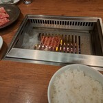 焼肉うしごろ - 冬季限定の北海道産特選リブロースを、網の鉄板の上で焼いている様子のその1です。