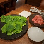 焼肉うしごろ - 冬季限定の北海道産特選リブロースと、サンチュならびに大葉のその4です。