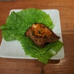 焼肉うしごろ - サンチュと大葉の上にのせて、甘辛の韓国味噌を塗った特選リブロースのその4です。