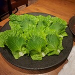 焼肉うしごろ - サンチュならびに大葉です。