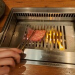 焼肉うしごろ - 冬季限定の北海道産特選リブロースを、網の鉄板の上で焼いている様子のその5です。