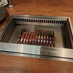 焼肉うしごろ - 冬季限定の北海道産特選リブロースを、網の鉄板の上で焼いている様子のその3です。