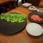 焼肉うしごろ - 冬季限定の北海道産特選リブロースと、サンチュならびに大葉のその6です。