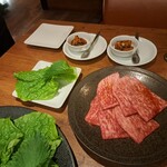 焼肉うしごろ - 冬季限定の北海道産特選リブロースと、サンチュならびに大葉のその3です。