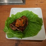 焼肉うしごろ - サンチュと大葉の上にのせて、甘辛の韓国味噌を塗った特選リブロースのその2です。