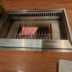 焼肉うしごろ - 冬季限定の北海道産特選リブロースを、網の鉄板の上で焼いている様子のその6です。