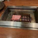 焼肉うしごろ - 冬季限定の北海道産特選リブロースを、網の鉄板の上で焼いている様子のその4です。