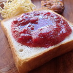 トーコーキッチン - いちごジャムパン キッシュ、サラダ