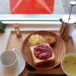 トーコーキッチン - いちごジャムパン キッシュ、サラダ スープ + ホットコーヒー