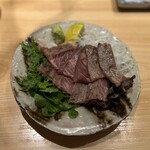 懐石 後藤 - 宮崎安楽牛の牛たたき。レモンを絞ってわさび菜で頂きました。炙り加減　サシ加減バッチリ。シンプルにわさびでも旨い。