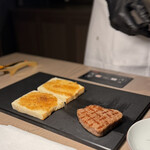 焼肉牛印 - シャトーブリアンステーキサンド調理過程