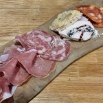 トラットリア アルモメント - 【アンティパスト】生ハムとサラミの肉前菜
