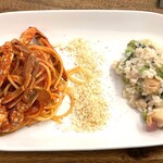 Trattoria Compare - 【プリモピアット】渡り蟹のトマトソースパスタとメカジキと季節野菜のリゾットビアンコ。