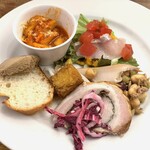 Trattoria Compare - 【前菜】左からレバーペースト、トリッパ、勘八のカルパッチョ、ひよこ豆、鮑のマリネ、ブルケッタ、中央の揚げ物はパネッレ（ひよこ豆の粉を練って揚げたシチリアのストリートフ―ド）。