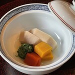 阿寓 - 【煮物】里芋・南瓜・法蓮草・赤いパプリカ。こちらの炊き合わせも酒の肴となります。