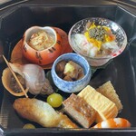 阿寓 - 【季節の八寸】手前左から時計回りで、つぶ貝・柿白和え・蟹ときのこの和え物・マグロの生姜煮・出汁巻き玉子・松風焼き・落ち鮎揚げ・揚げ銀杏。