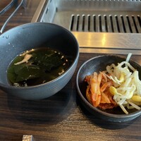 焼肉うしごろ 銀座並木通り店 - わかめスープ、キムチ、ナムル