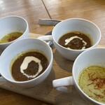 野菜がおいしいレストラン LONGING HOUSE - カレーはレッドとグリーン２種のカレー