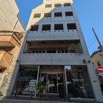 アカアマコーヒーロースターズトウキョウ - お店の外観。1階に販売カウンター、2階にテーブル席。