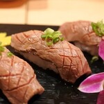 まつり屋 上野本店 - 炙り特選牛肉寿司　935円