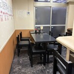 ホーチャン - 奥にはテーブル席が