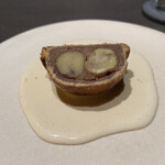 Auberge eaufeu - パイ生地に巻いた栗、出来立てをサーブ