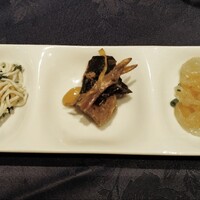中国薬膳料理 星福 - 前菜。豆腐のようなもの、油揚げのようなもの、中華くらげ
