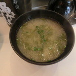 Uogashi Nihonichi Tachigui Sushi - 魚がしにぎりのセットのみそ汁でございます