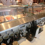 魚がし日本一 立喰寿司 - 店内は立ち食いカウンターのみな感じ