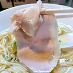 らーめん本竈 - 特製ゆず塩らーめんの豚肉チャーシュー