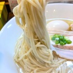 らーめん本竈 - 特製ゆず塩らーめんの麺リフト