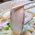 らーめん本竈 - 特製ゆず塩らーめんの鶏肉チャーシュー
