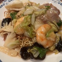 ホテルオークラ 中国料理「桃花林」 日本橋室町賓館 - 五目焼きそば２１８９円。具材の質と味付もバッチリです。焼きそばの基本である麺がダントツの味わい。あくまで個人の感想ですが、日本一の五目焼きそばです！