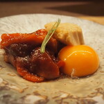 小皿のまぐろとさば。 - 本まぐろホホ肉のゆっけ 泡醬油