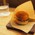 小皿のまぐろとさば。 - サバのミニバーガー