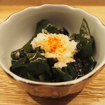 小皿のまぐろとさば。 - 生わかめ