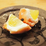 小皿のまぐろとさば。 - シャインマスカットのマスカルポーネ生ハム包み