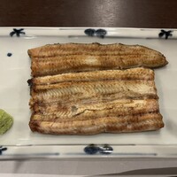 割烹 蒲焼 大沼 - 白焼き中３４７０円。見た目よりもボリュームがあり、大満足です（╹◡╹）