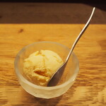 小皿のまぐろとさば。 - バニラアイス