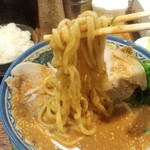 博多とんこつ 天神旗 - 超博多味噌　麺リフト