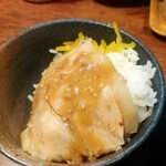 博多とんこつ 天神旗 - 超博多味噌　ライスにチャーシューをダイブ