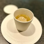 イチリン ハナレ - ❶上海蟹入り獅子頭の上湯スープ
      〜上海蟹の身・蟹味噌の団子を金華ハムを使った上湯スープに煮込んださらに旨味溢れるスープ。温かくホッとする味わいが良いね。