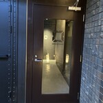 anonymous art cafe & bar - ②この扉から奥へ入ります